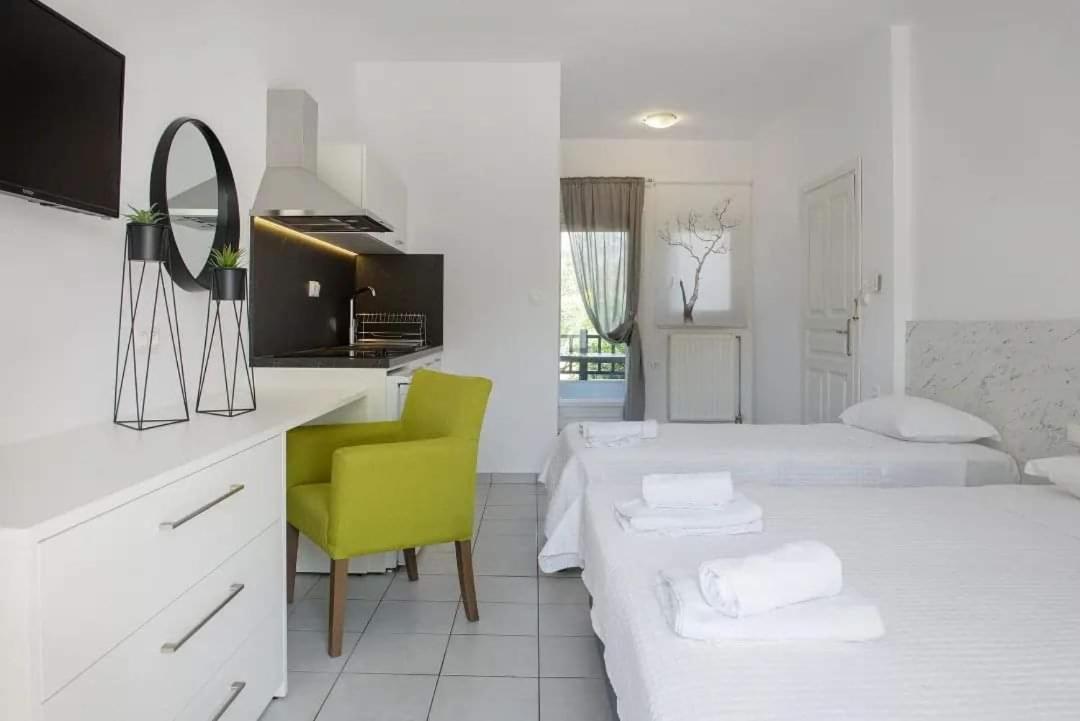 Hotel Papanikolaou Ієрісос Екстер'єр фото